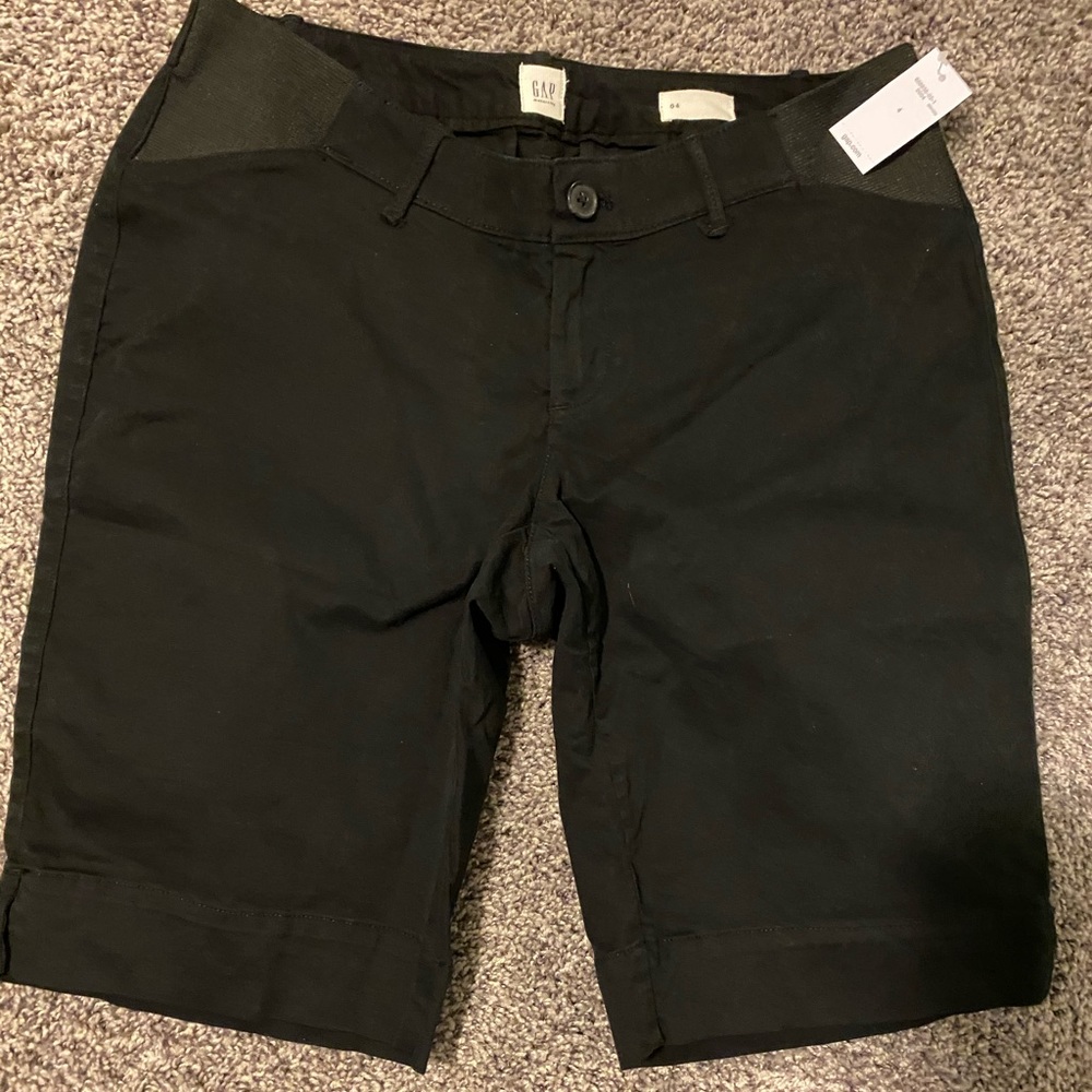 10” maternity inset panels Bermuda short- gap NWT